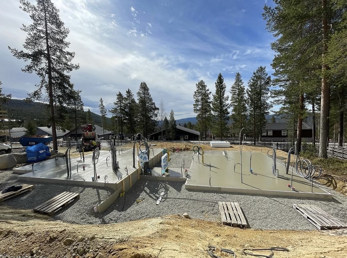 Grundarbete för stuga i Björnrike – betongplatta i fjällmiljö